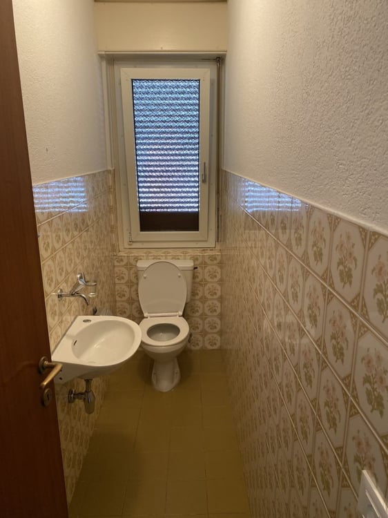 Spacious 4.5-Room Apartment with Stunning Mountain Views in Biasca 6