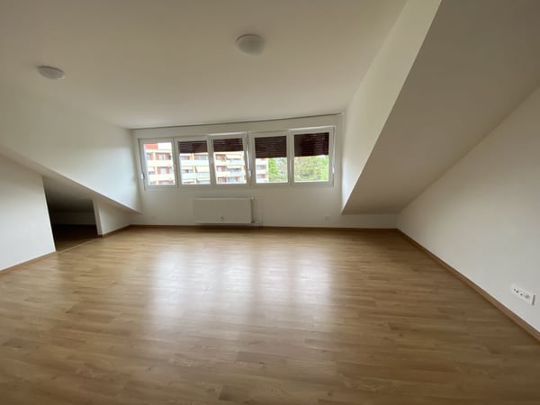 Renovierte 2.5-Zimmer-Wohnung im 3. OG in Brügg BE verfügbar 2