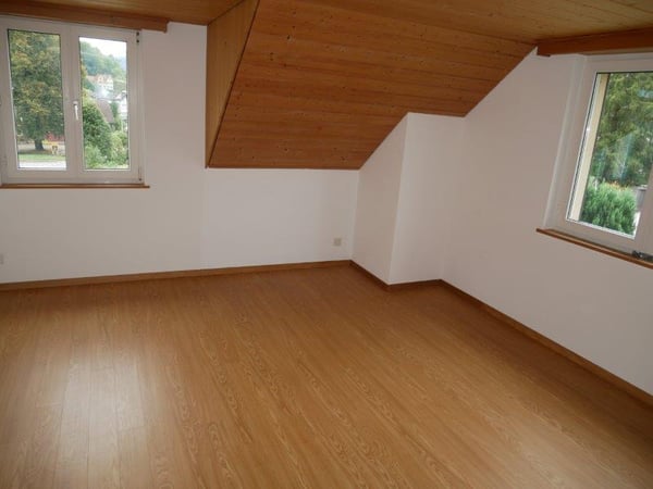 Charmante 4.5-Zimmer-Maisonette-Wohnung mit Balkon und Kamin in Ulisbach 10