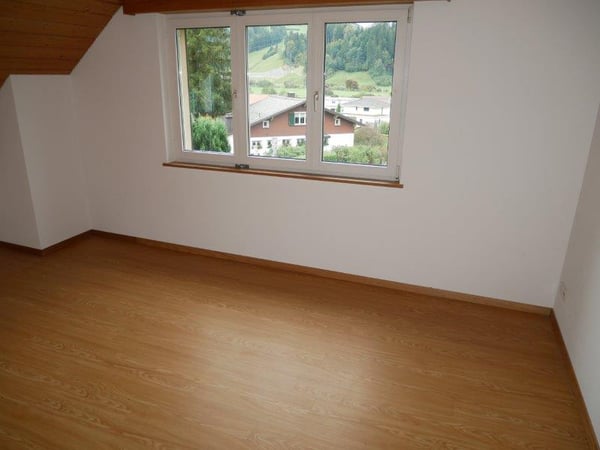 Charmante 4.5-Zimmer-Maisonette-Wohnung mit Balkon und Kamin in Ulisbach 8