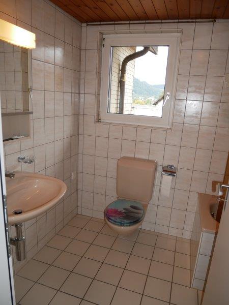 Charmante 4.5-Zimmer-Maisonette-Wohnung mit Balkon und Kamin in Ulisbach 11