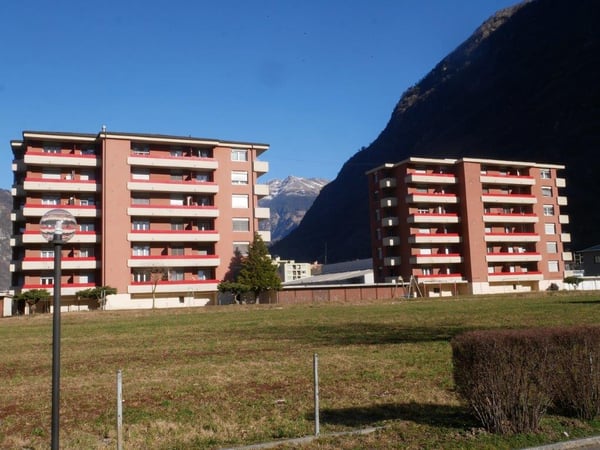 Appartement lumineux de 1 pièces avec balcon et vue sur les montagnes à Biasca 1
