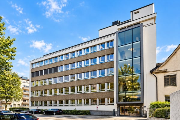 Helle und moderne Bürofläche mit exklusiver Terrasse im Zürcher Seefeld 1