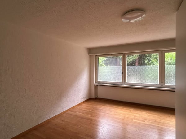 Schmucke 1.5-Zimmer-Wohnung mit Sitzplatz inkl. sep. Büro- / Physioraum im EG 4
