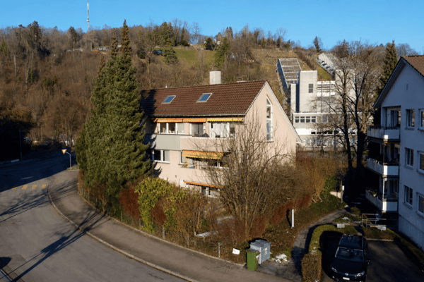 Schmucke 1.5-Zimmer-Wohnung mit Sitzplatz inkl. sep. Büro- / Physioraum im EG 1