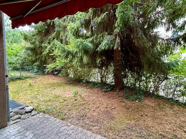 Schmucke 1.5-Zimmer-Wohnung mit Sitzplatz inkl. sep. Büro- / Physioraum im EG 10
