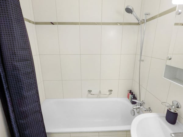 Exklusive 1.5-Zimmer-Wohnung in Zug – Neu renoviert & modern möbliert mit Seesicht. 24