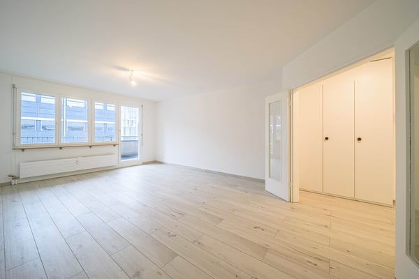 Neu renovierte große 1.5 Zimmerwohnung mit Anbindung an privatem großen Park / Swimmingpool 1