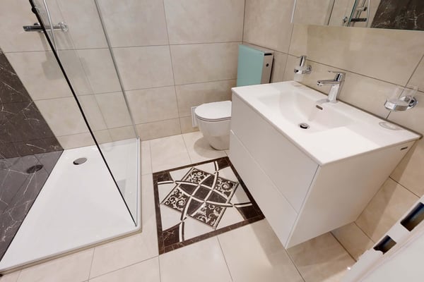 Neu renovierte große 1.5 Zimmerwohnung mit Anbindung an privatem großen Park / Swimmingpool 2