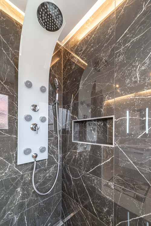 Exklusive 1.5-Zimmer-Luxuswohnung – frisch renoviert & bezugsbereit! 2