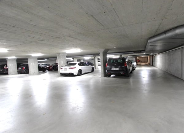Grosser Parkplatz in geschlossener Tiefgarage 3