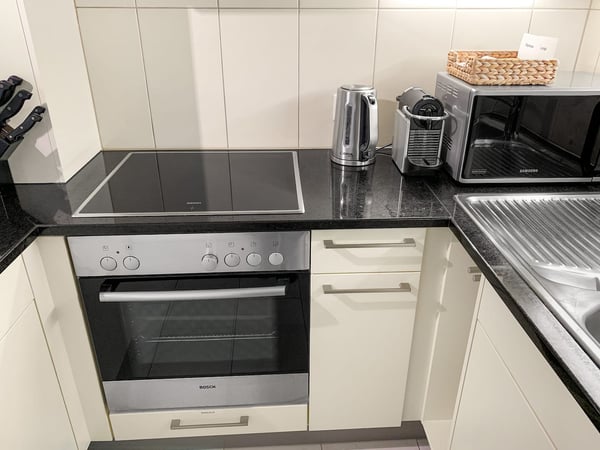 Exklusive 2.5-Zimmer-Wohnung in Zug – Neu renoviert & modern möbliert mit Seesicht. 16