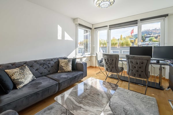 Exklusive 2.5-Zimmer-Wohnung in Zug – Neu renoviert & modern möbliert mit Seesicht. 2