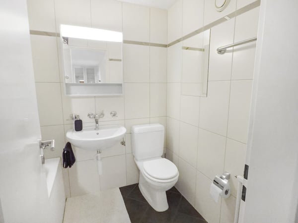 Exklusive 2.5-Zimmer-Wohnung in Zug – Neu renoviert & modern möbliert mit Seesicht. 20