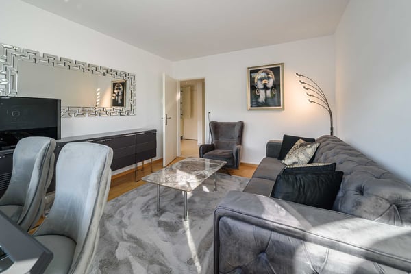 Exklusive 2.5-Zimmer-Wohnung in Zug – Neu renoviert & modern möbliert mit Seesicht. 3