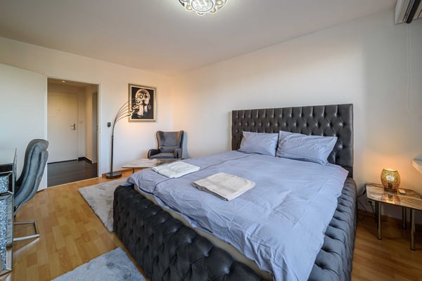 Exklusive 1.5-Zimmer-Wohnung in Zug – Neu renoviert & modern möbliert mit Seesicht. 3