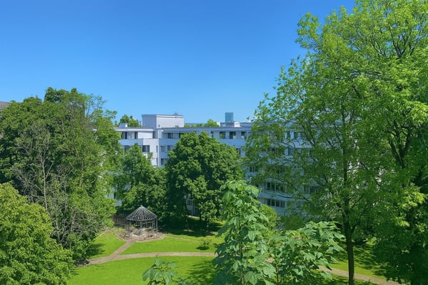 Neu renovierte große 4.5 Zimmerwohnung mit Anbindung an privatem großen Park 17