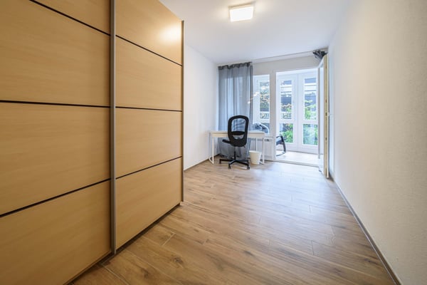 Neu renovierte große 3.5 Zimmerwohnung -Penthouse mit Anbindung an privatem großen Park 9