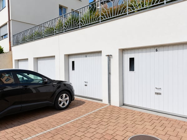 Geräumige Garagebox, passend für 2 Fahrzeuge 1