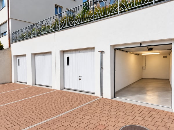 Geräumige Garagebox, passend für 2 Fahrzeuge 2