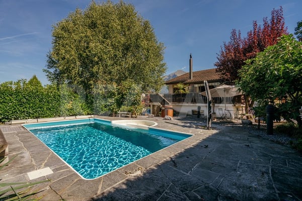 7.5 Zimmer Traumhaus mit Umschwung und Bergblick 1