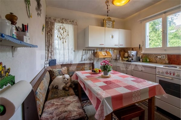 Charmantes 2½ Zimmer Chalet mit Weitblick über Feld und Flur im Wohnrecht 2