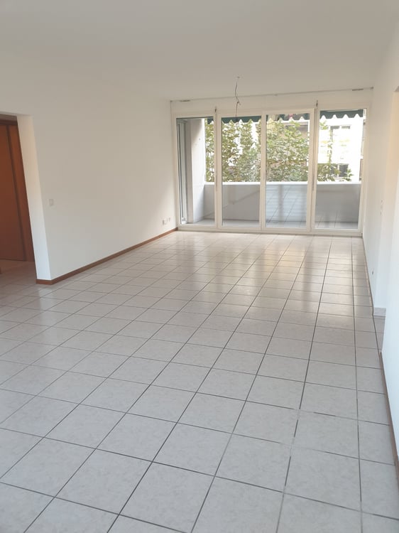 Appartamento luminoso con balcone a Chiasso 2