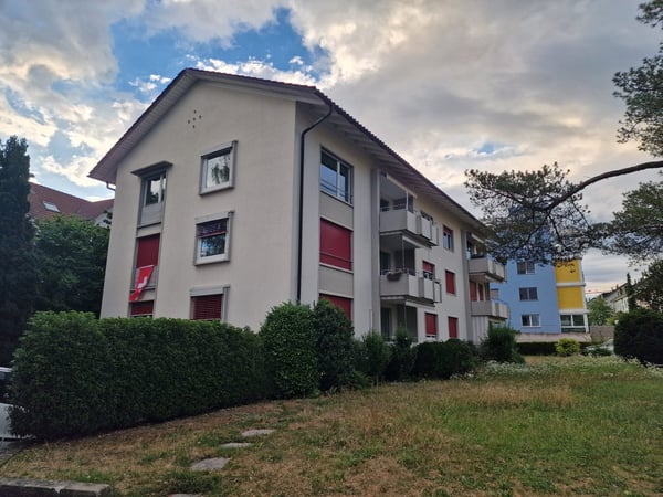 Befristet 1 Jahr mit ev. Verlängerung: 4-Zimmer-Altbauwohnung mit Balkon in Kloten