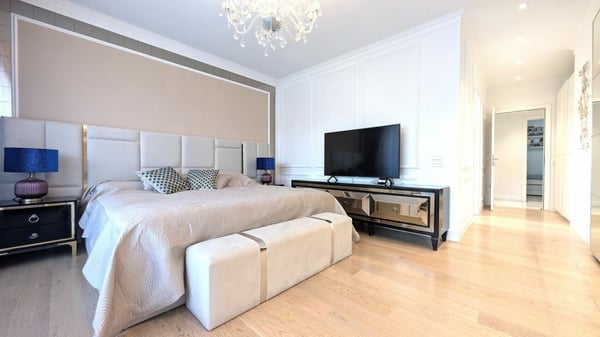 Prestigioso attico con spazi generosi e tre balconi panoramici 10