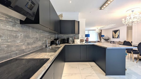 Prestigioso attico con spazi generosi e tre balconi panoramici 8