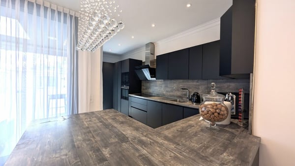 Prestigioso attico con spazi generosi e tre balconi panoramici 9