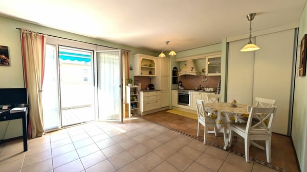 Eleganza urbana con vista sui castelli 5