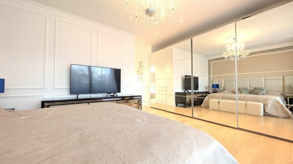 Prestigioso attico con spazi generosi e tre balconi panoramici 11