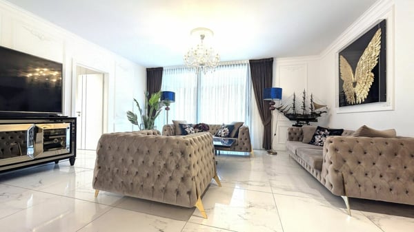 Prestigioso attico con spazi generosi e tre balconi panoramici 1