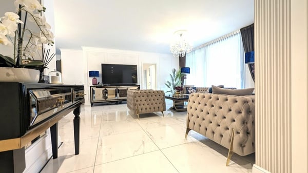 Prestigioso attico con spazi generosi e tre balconi panoramici 4