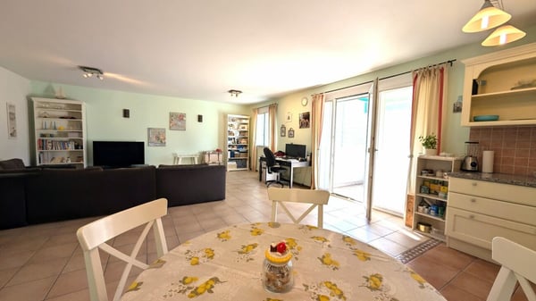 Eleganza urbana con vista sui castelli 4