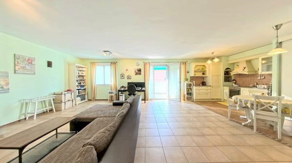 Eleganza urbana con vista sui castelli 3