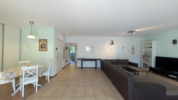 Eleganza urbana con vista sui castelli 2