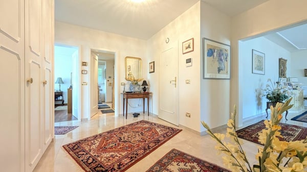 Spazi generosi e vista Lago: Comfort e prestigio in ogni dettaglio 10