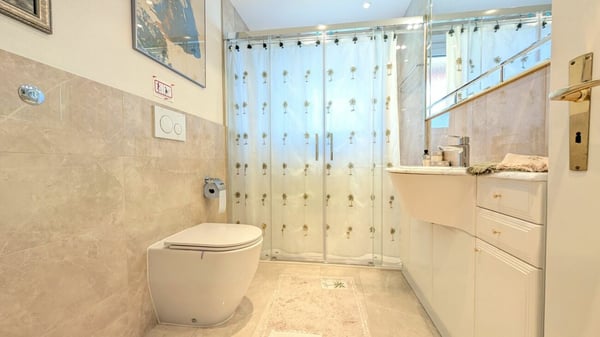 Spazi generosi e vista Lago: Comfort e prestigio in ogni dettaglio 14