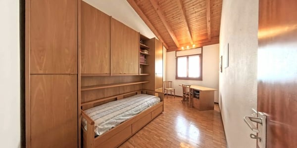 Villetta a schiera dallo stile sobrio ed elegante 8