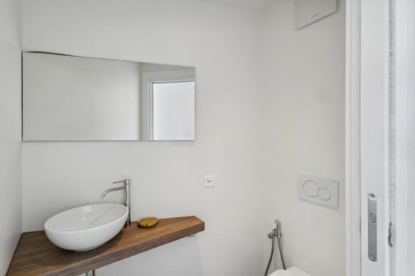 Villa contemporanea con due giardini e vista panoramica 8