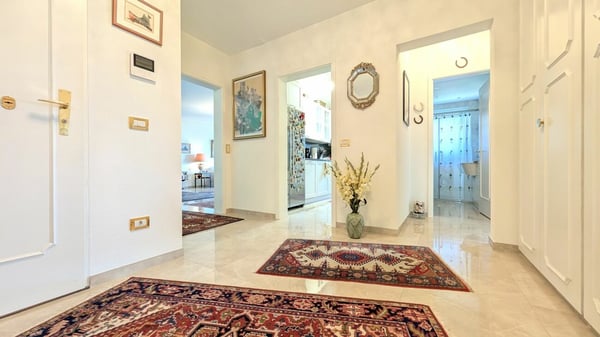 Appartamento di prestigio con piscina condominiale e panorama mozzafiato 9