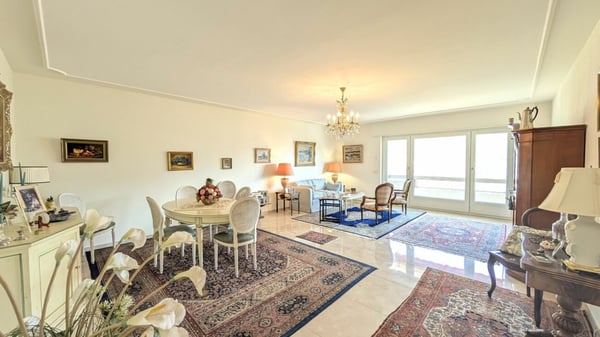 Appartamento di prestigio con piscina condominiale e panorama mozzafiato 2