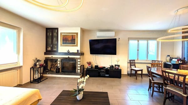Villa bifamiliare con giardino di 800 m² 3