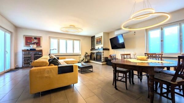 Villa bifamiliare con giardino di 800 m² 1