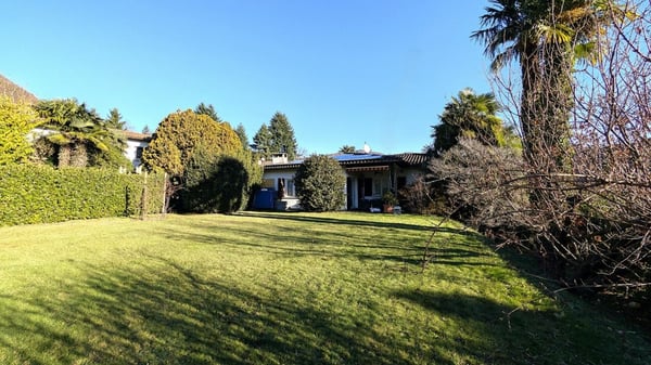 Villa bifamiliare con giardino di 800 m² 13