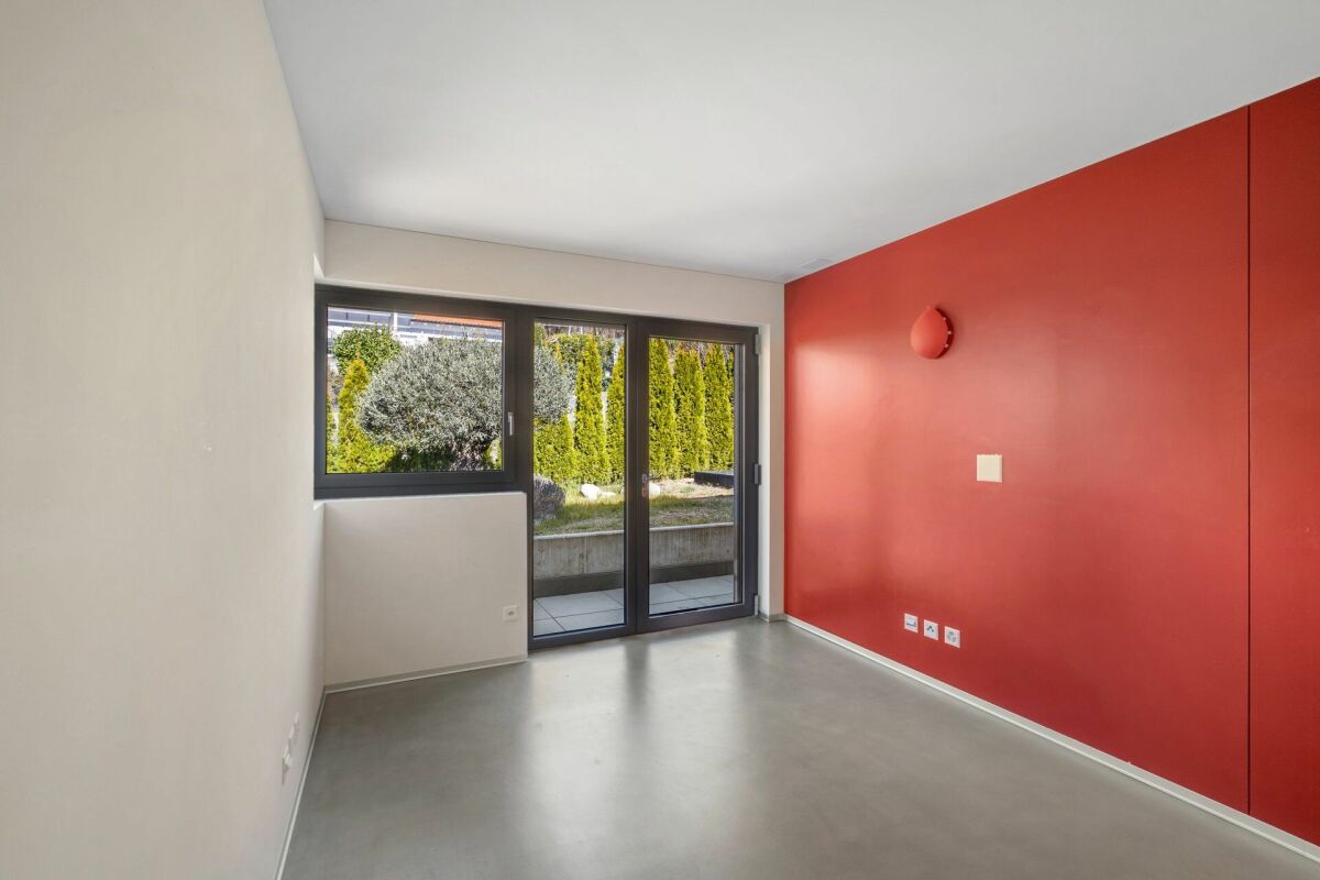 Villa contemporanea con due giardini e vista panoramica