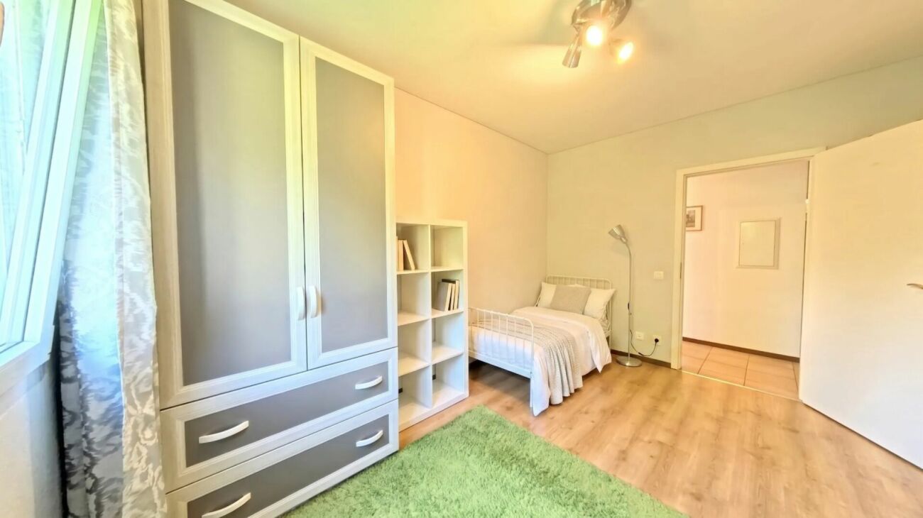 Eleganza urbana con vista sui castelli