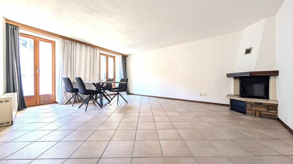 Atmosfera unica con camino e layout personalizzabile 1